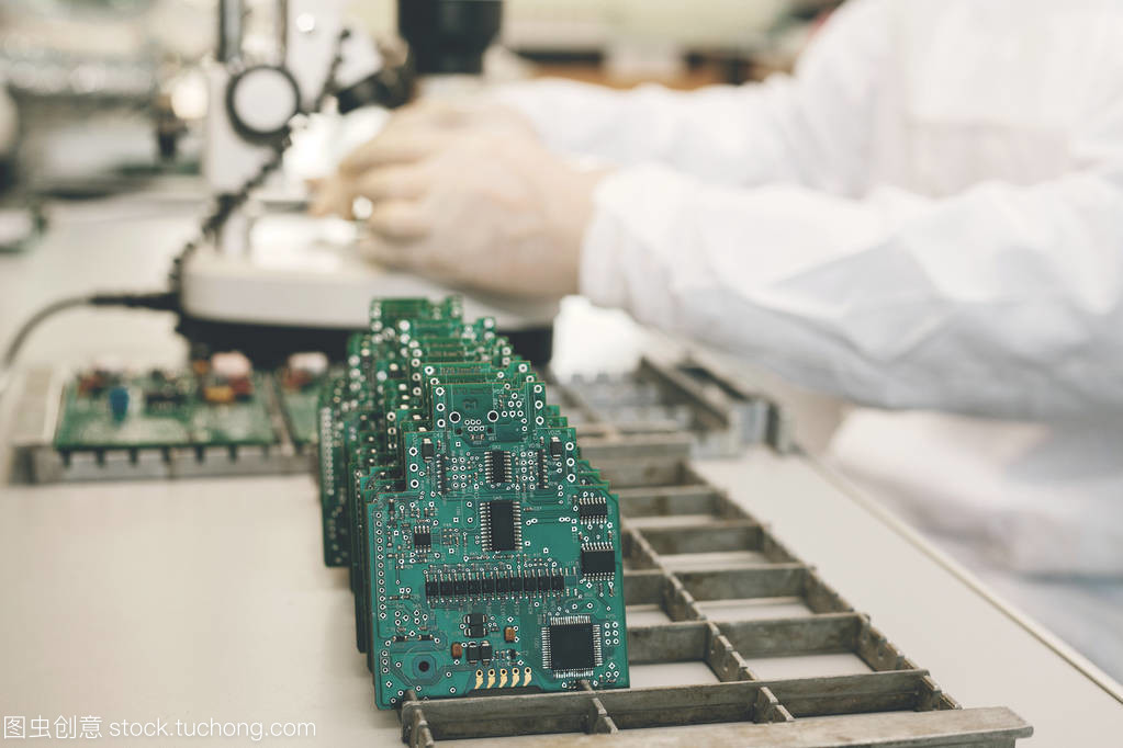 現代技師在電子與計算機技術領域的核心角色